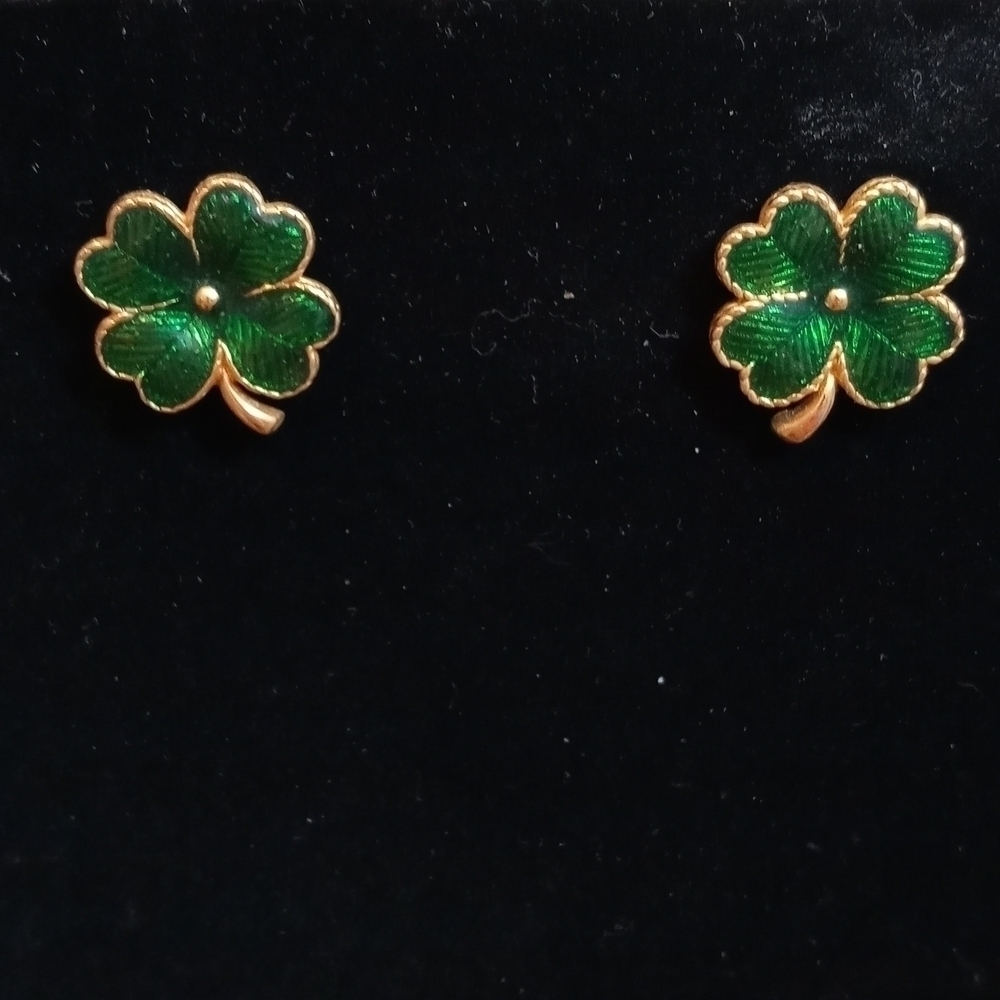 Four-leaf clover pierced earring set